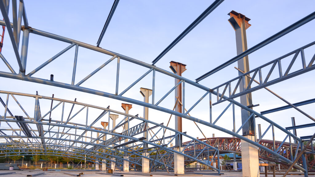 Erection-ready structural steel roof truss and column detailing for industrial construction